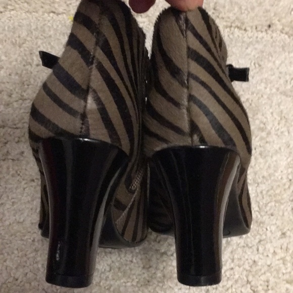 Aerosoles Zebra Bootie w heel and zipper - Picture 4 of 6